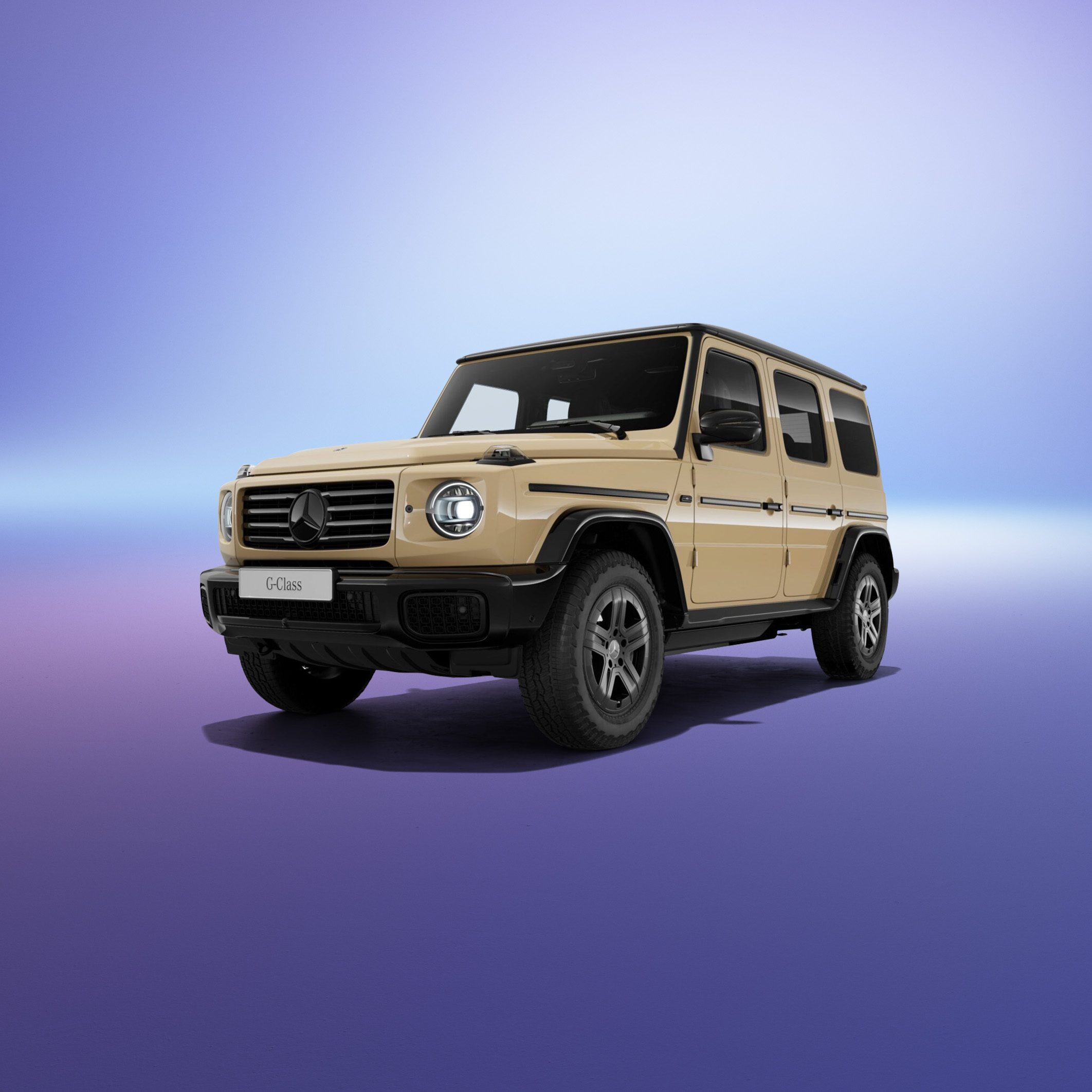 G-Klasse electric | BusinessLeasing | Mercedes-Benz Finans Karrygul G-Klasse electric på lilla baggrund set skråt forfra