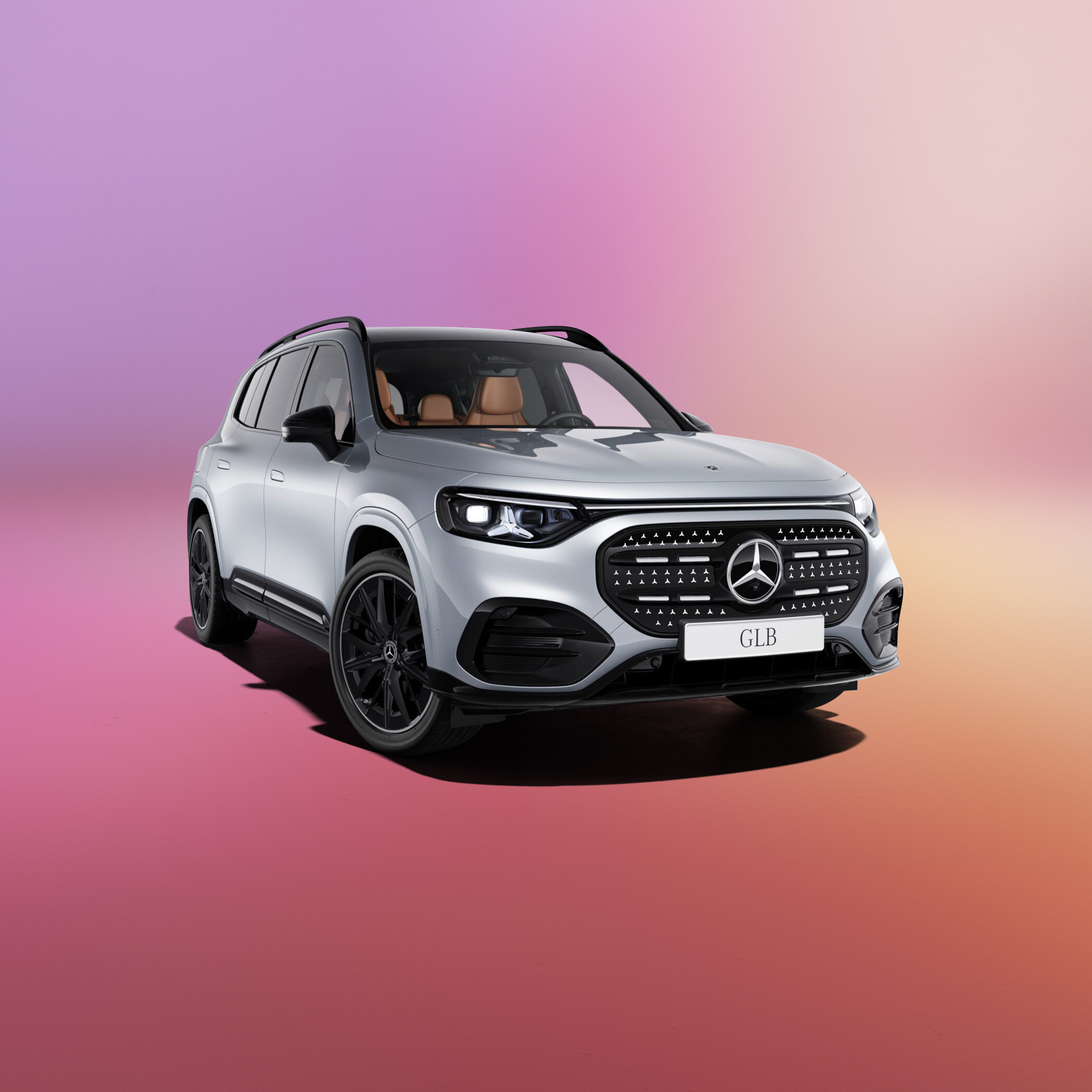 Elektrisk GLB 250+ with | PrivatLeasing | Mercedes-Benz Finans Sølvgrå elektrisk Mercedes-Benz GLB set skråt forfra