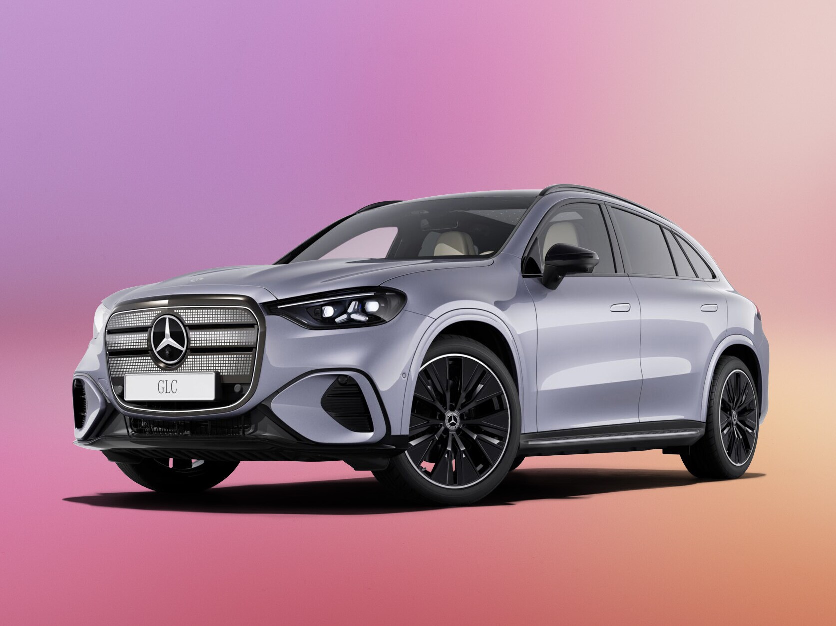 Sølvgrå elektrisk Mercedes-Benz GLC set skråt fra siden