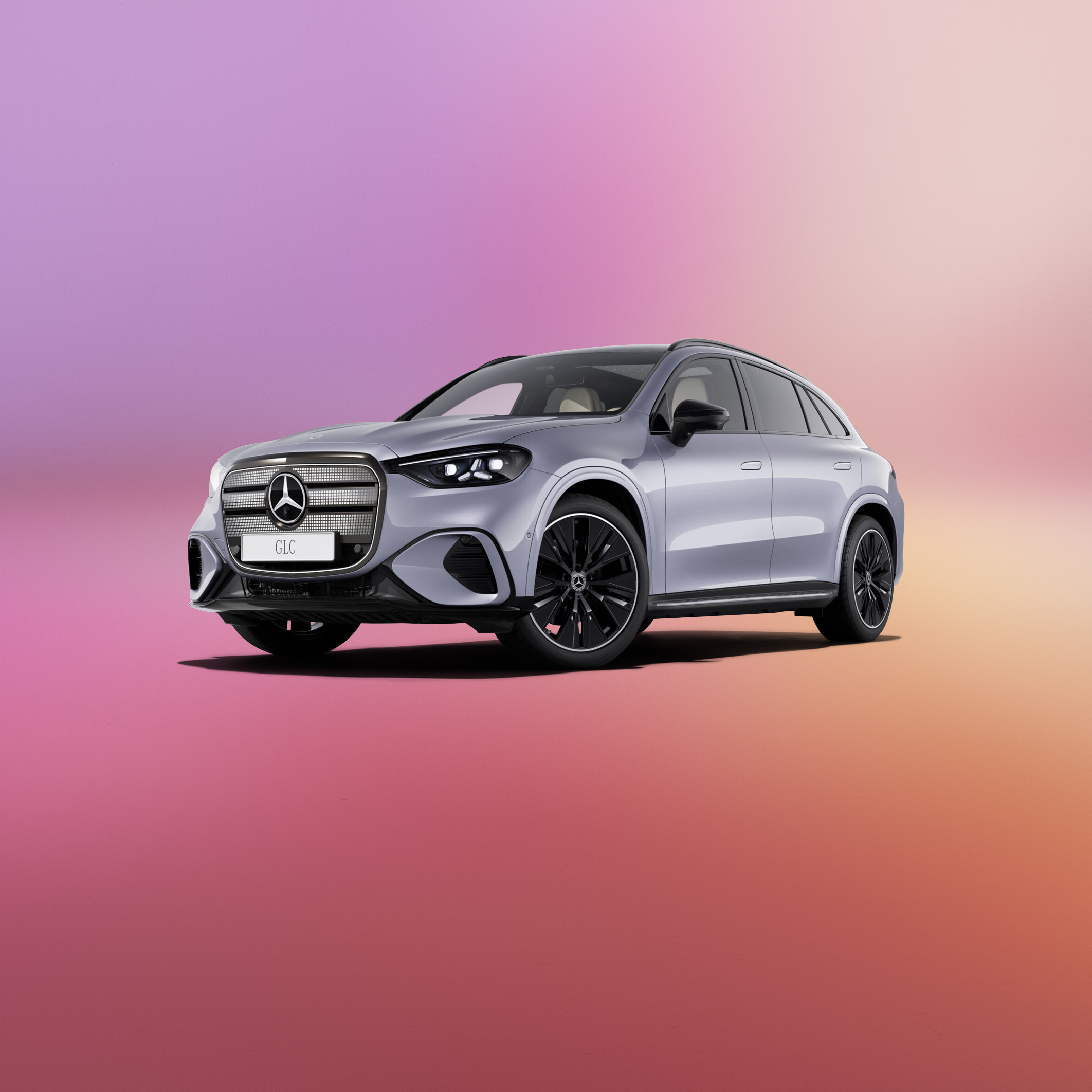 Elektrisk GLC 400 4MATIC Advance Plus | PrivatLeasing | Mercedes-Benz Finans Sølvgrå elektrisk Mercedes-Benz GLC set skråt fra siden