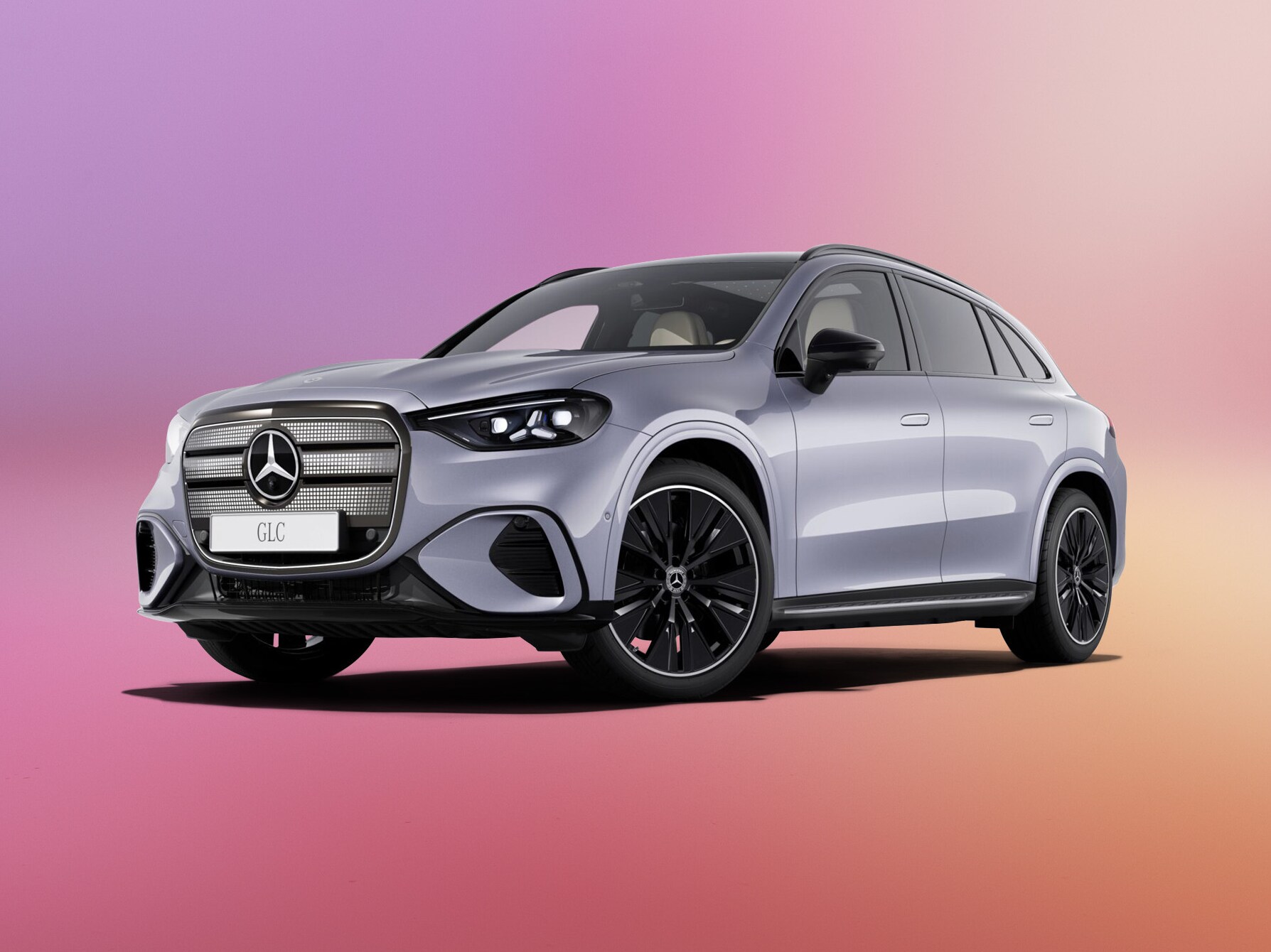 Sølvgrå elektrisk Mercedes-Benz GLC set skråt fra siden