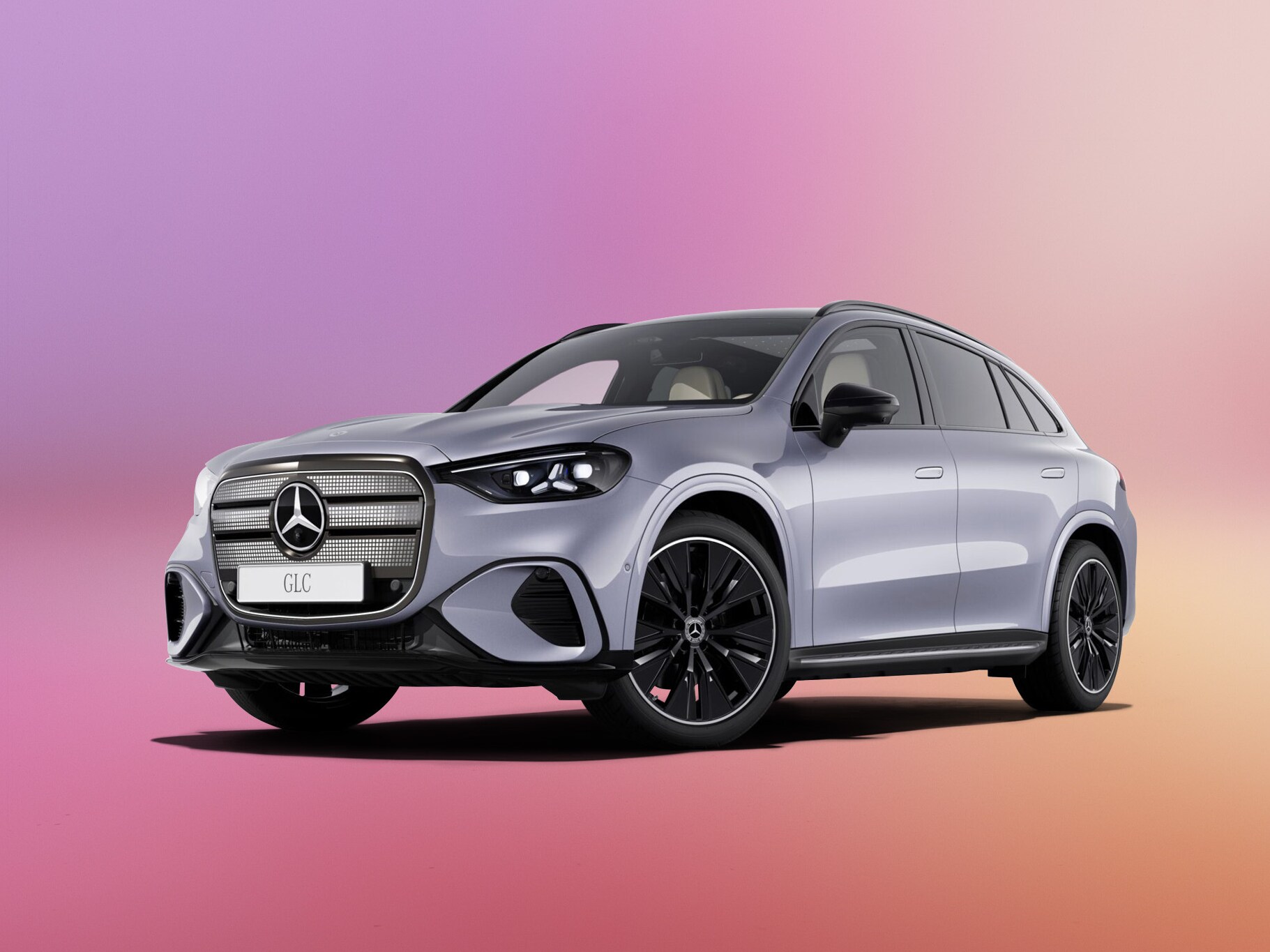 Sølvgrå elektrisk Mercedes-Benz GLC set skråt fra siden