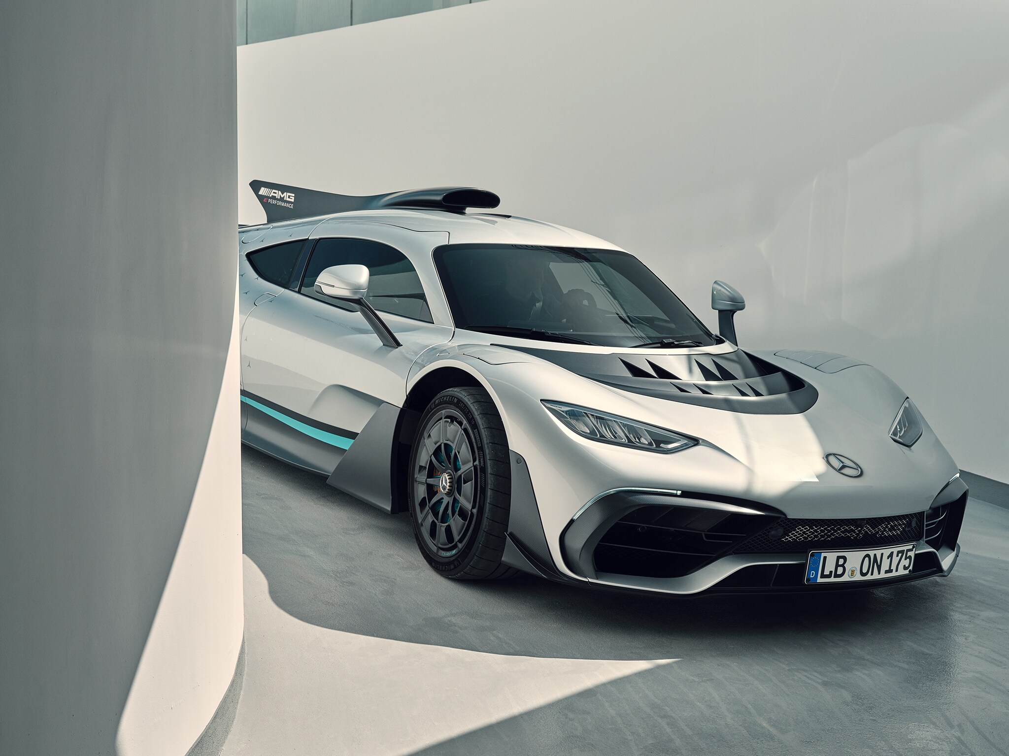Mercedes-AMG ONE kørende ned ad rampen fra parkeringshus