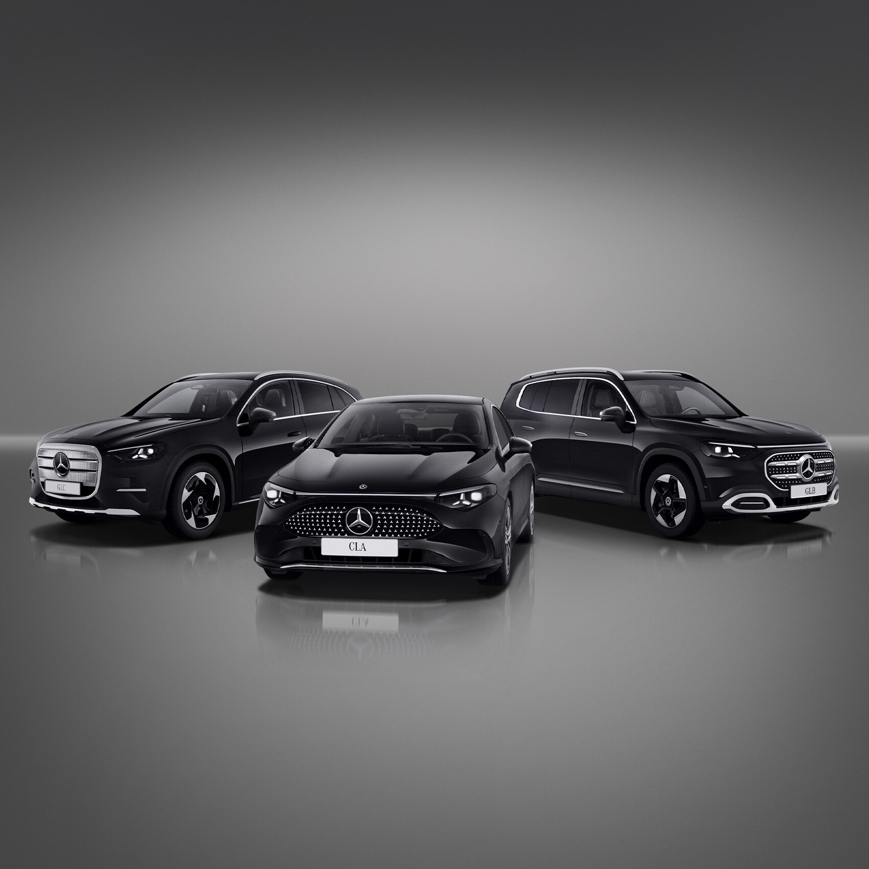 Nya Mercedes-Benz CLA, GLB och GLC i svart står uppradade