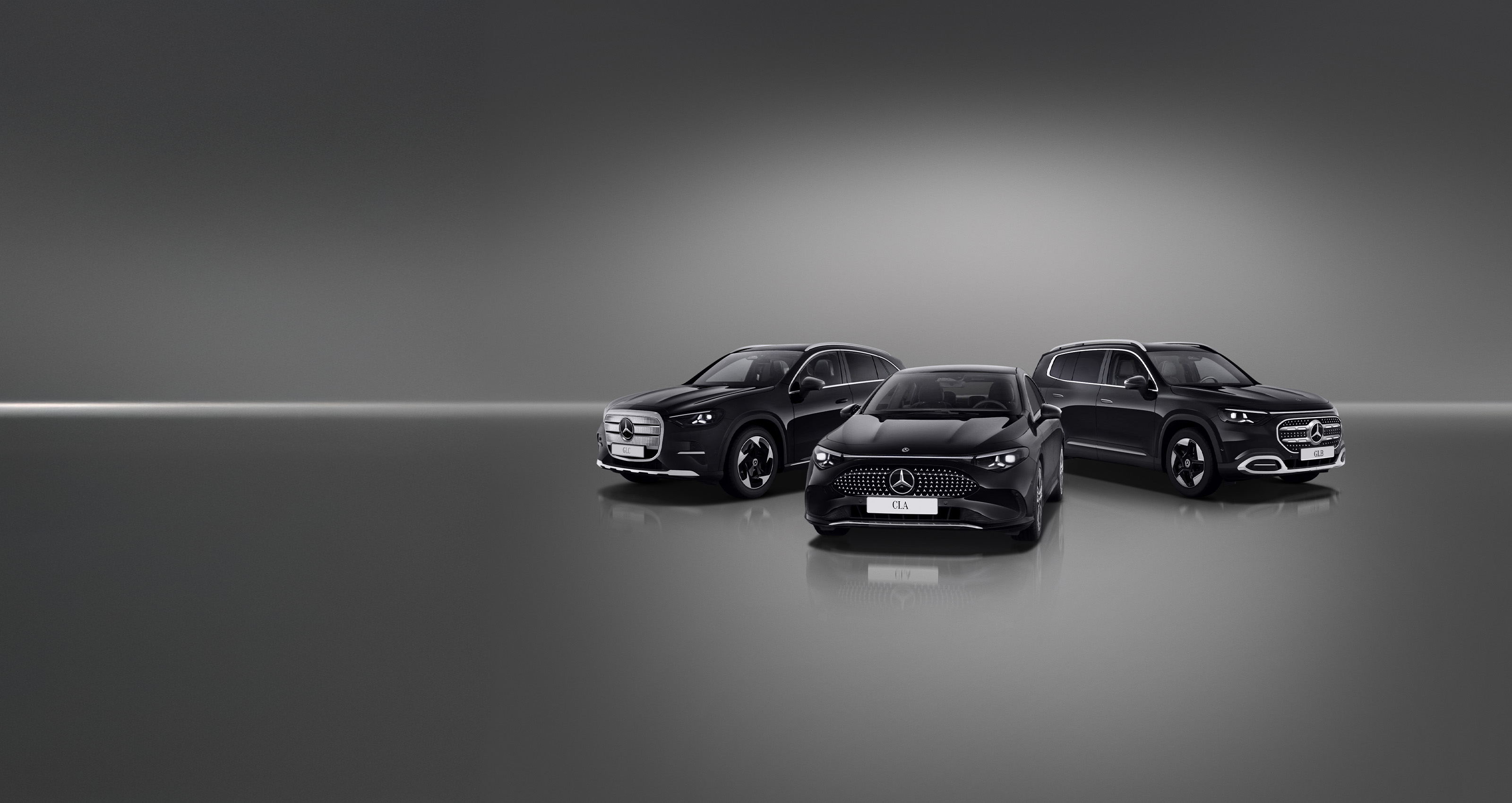 Online store | Mercedes-Benz Nya Mercedes-Benz CLA, GLB och GLC i svart står uppradade