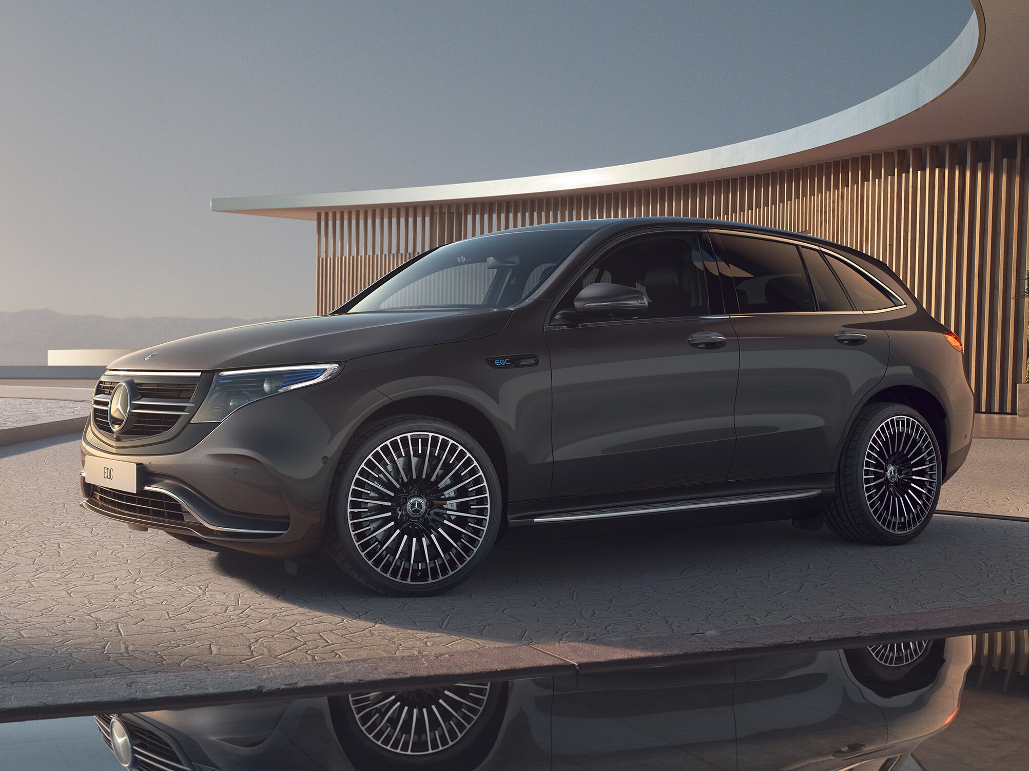 EQC fra Mercedes-Benz holder parkeret i en carport.
