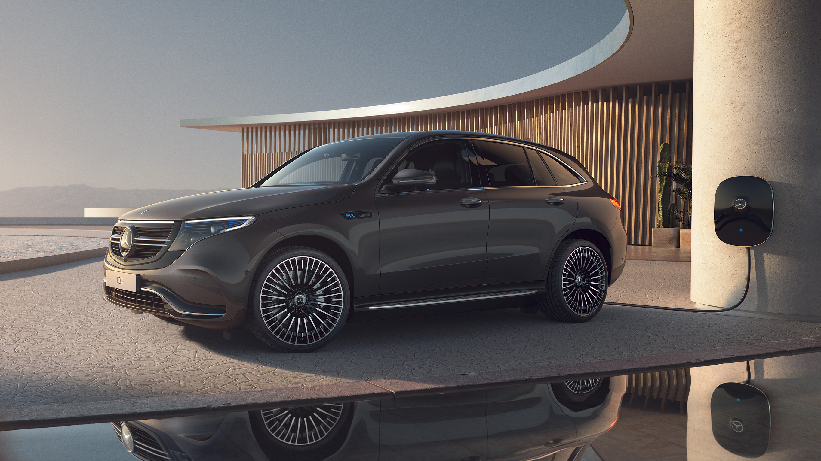 Udgået modeller | Mercedes-Benz EQC SUV EQC fra Mercedes-Benz holder parkeret i en carport.