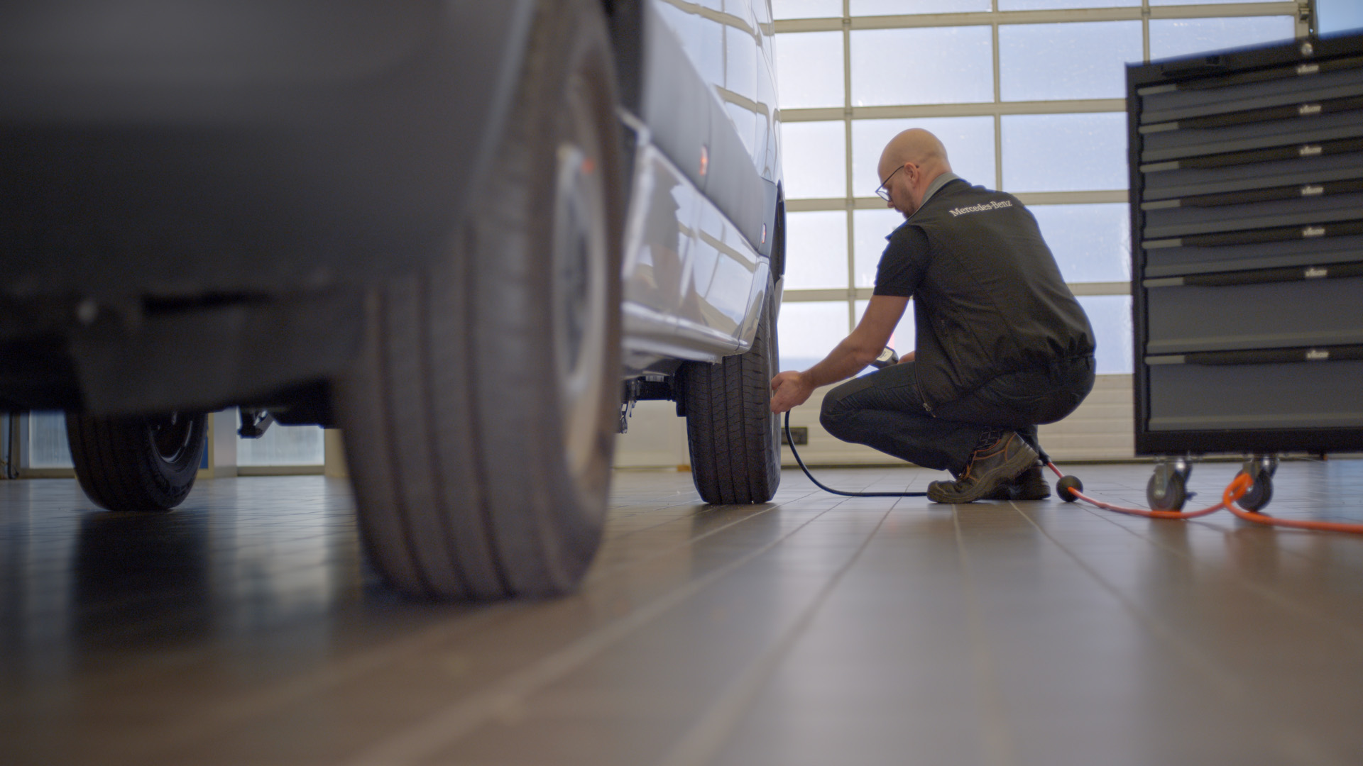 Service | Mercedes-Benz Vans Mercedes-Benz servicemedarbejder udfører service på en varebil.