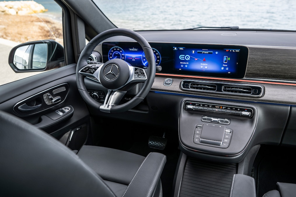 Med widescreen-cockpittet smelter instrumentdisplayet og mediedisplayet sammen til en enkelt visuel enhed under en gennemgående glasoverflade.