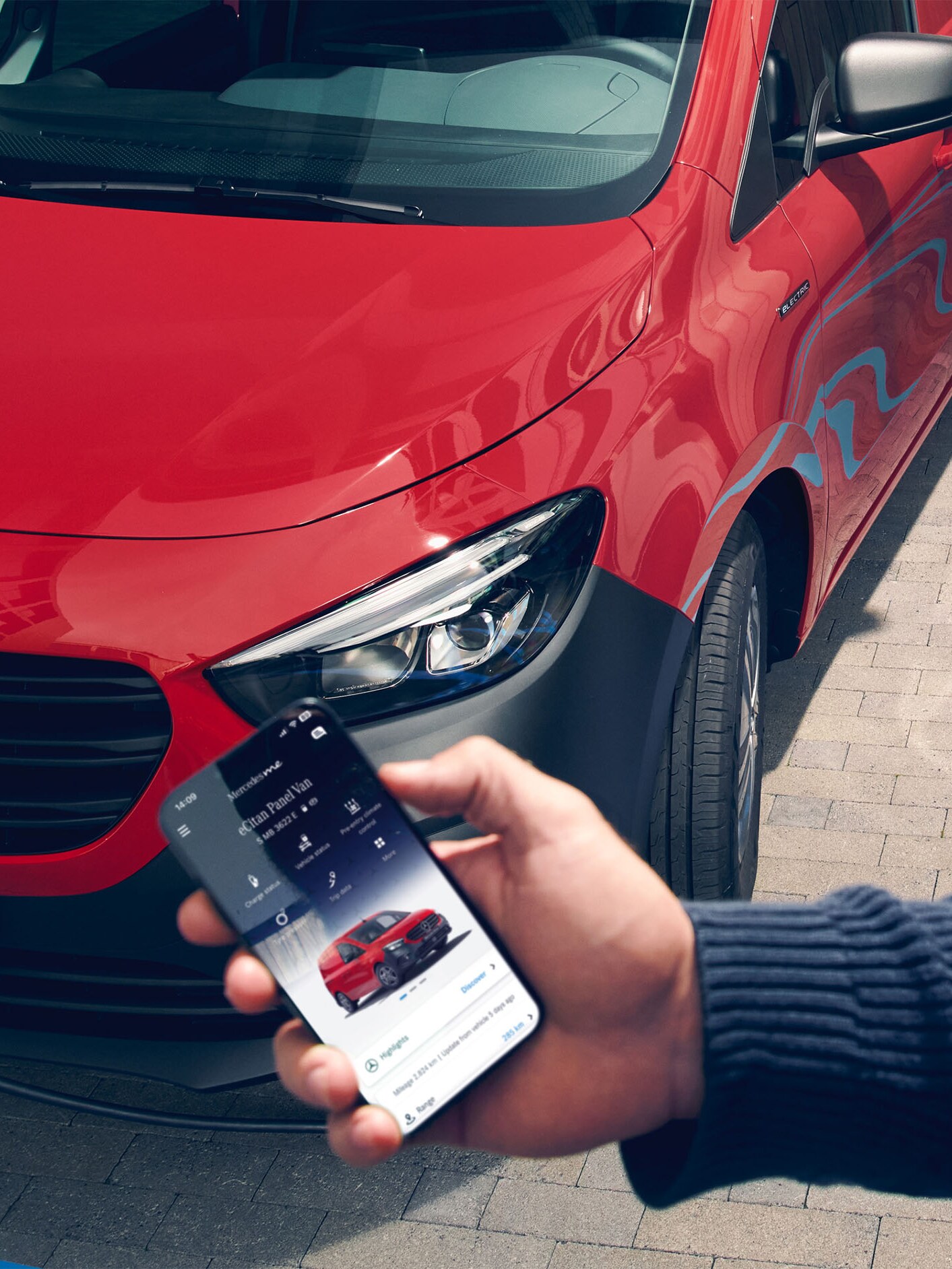 Person med mobiltelefon foran rød eCitan Kassevogn