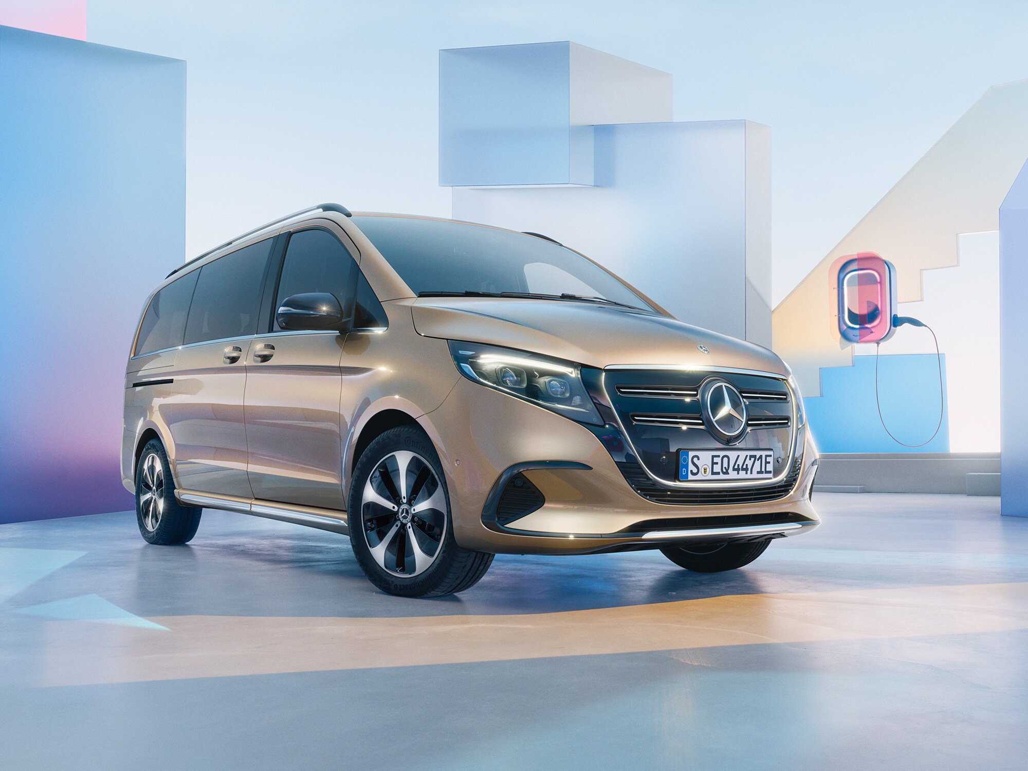 Rummelig MPV-model fra Mercedes-Benz set skråt forfra