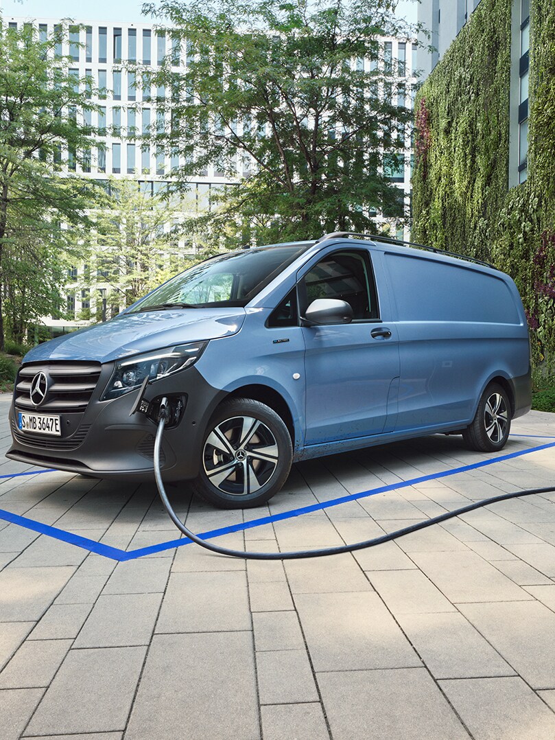 Ly blå Mercedes-Benz eVito Kassevogn tilsluttet ladestander