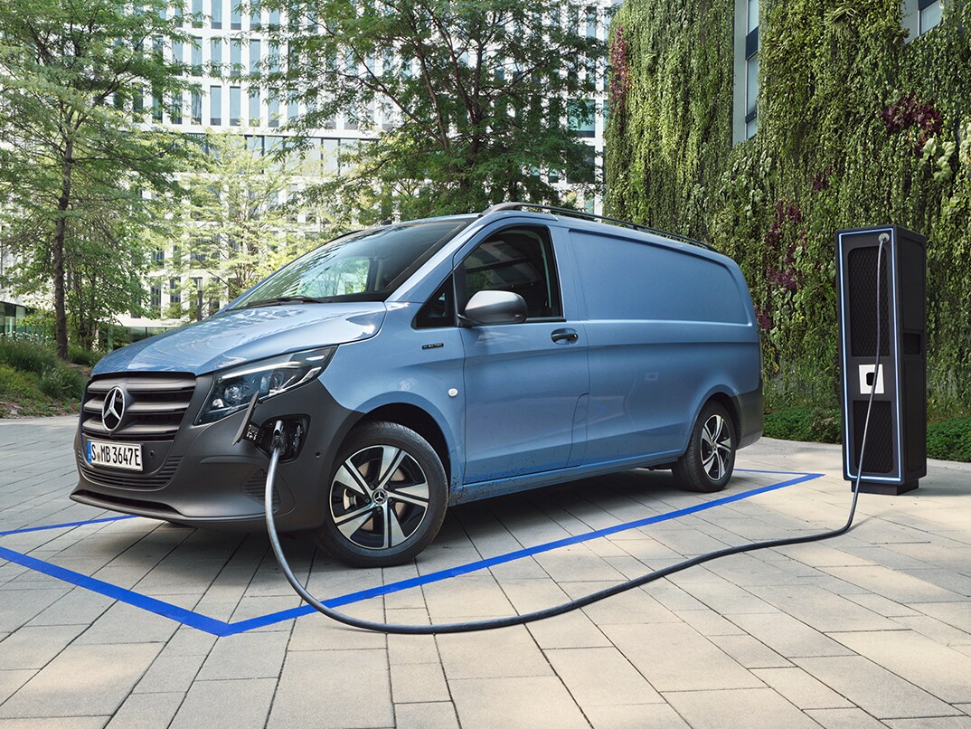 Ly blå Mercedes-Benz eVito Kassevogn tilsluttet ladestander