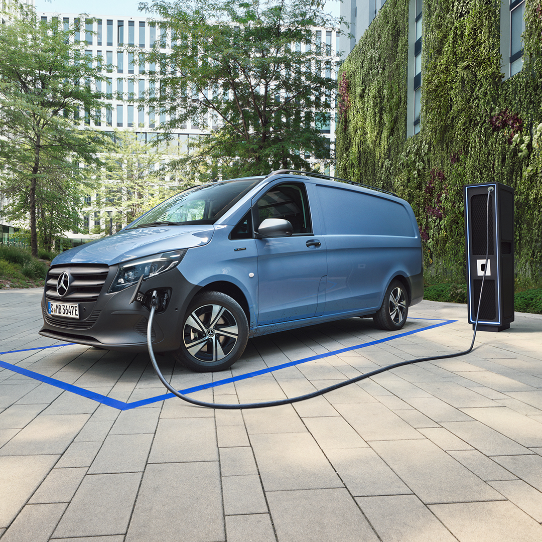Øg rækkevidden | Mercedes-Benz Vans Ly blå Mercedes-Benz eVito Kassevogn tilsluttet ladestander