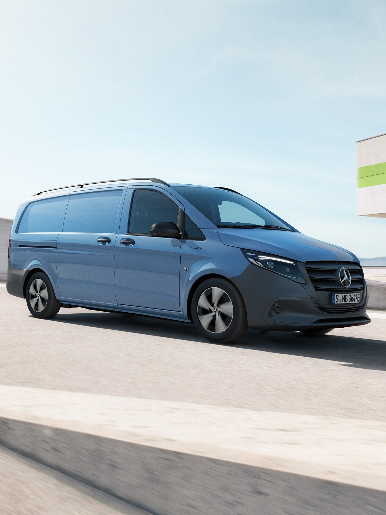 Lys blå Mercedes-Benz eVito Kassevogn holder på tagparkeringsdæk