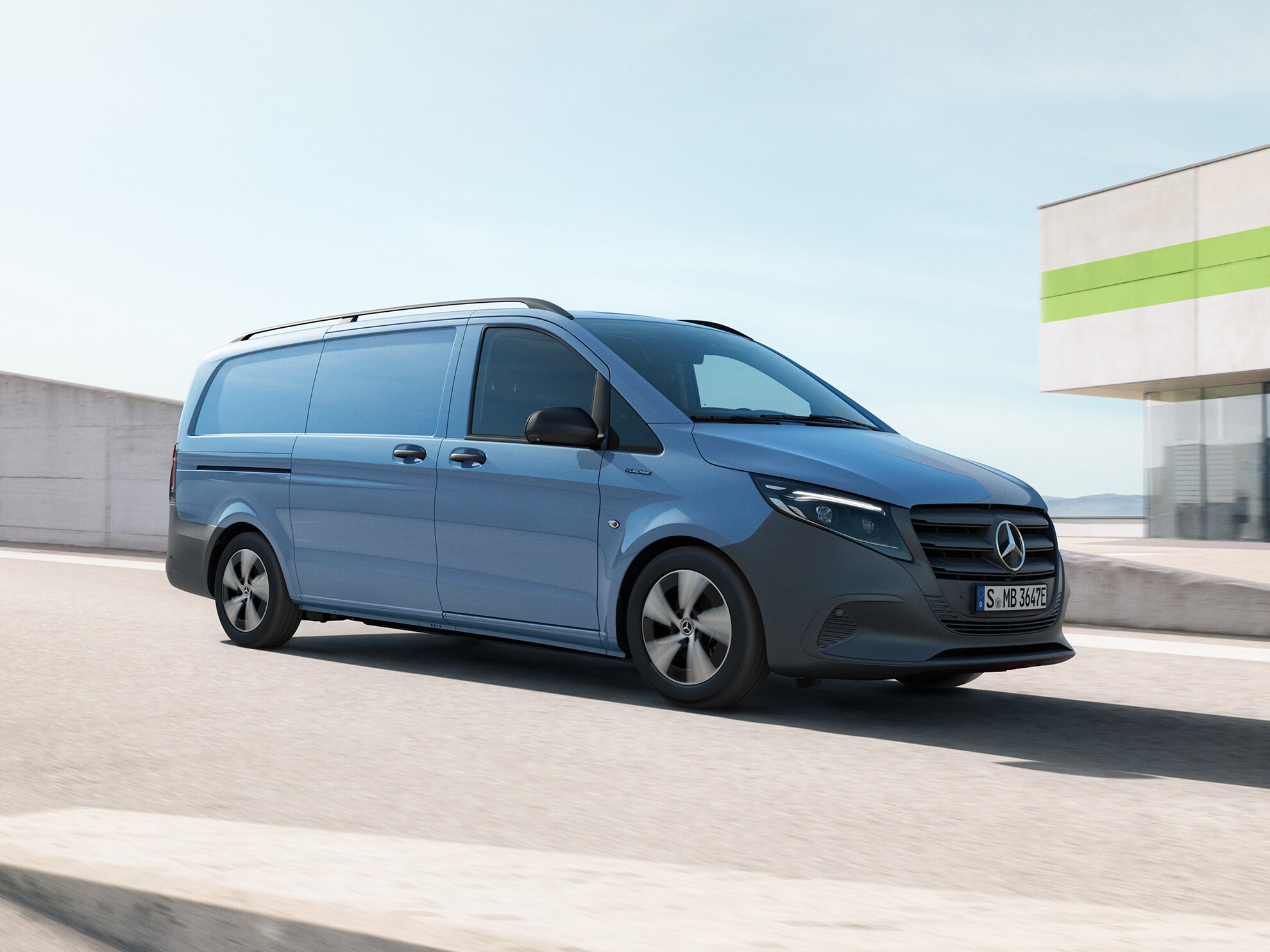 Lys blå Mercedes-Benz eVito Kassevogn holder på tagparkeringsdæk