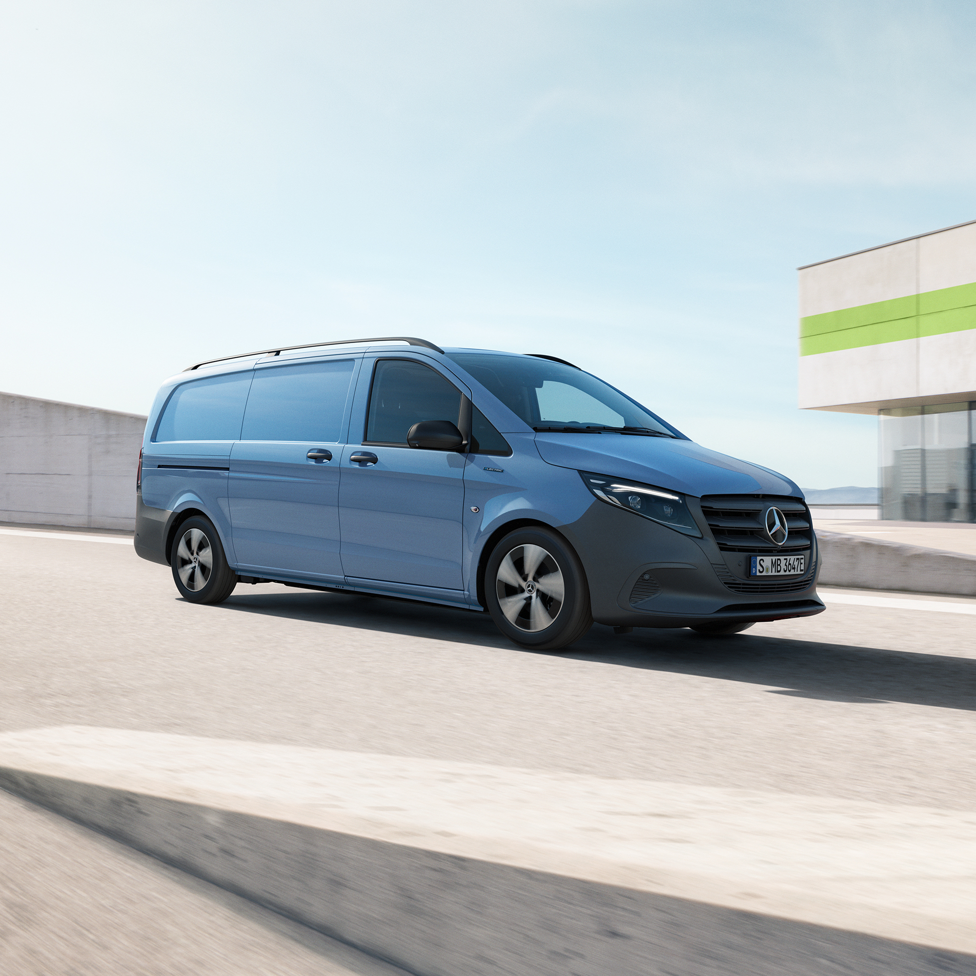 Påvirk rækkevidden | Mercedes-Benz Vans Lys blå Mercedes-Benz eVito Kassevogn holder på tagparkeringsdæk