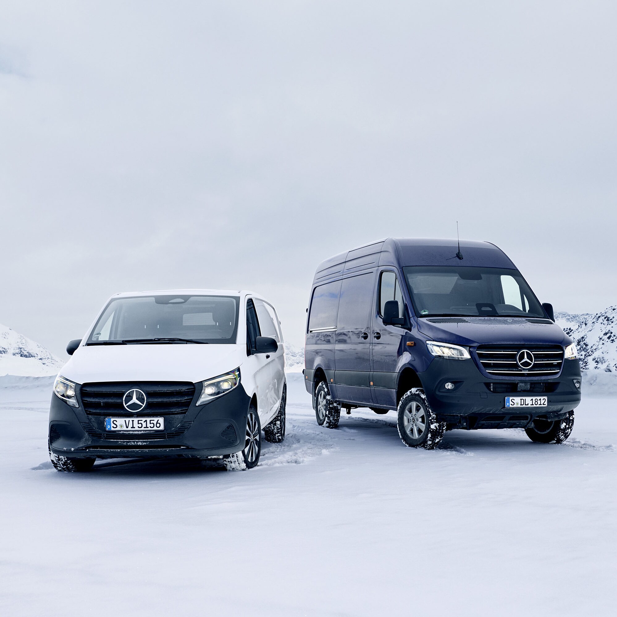 Sprinter Kassevogn og Ladvogn holder parkeret i sneen.