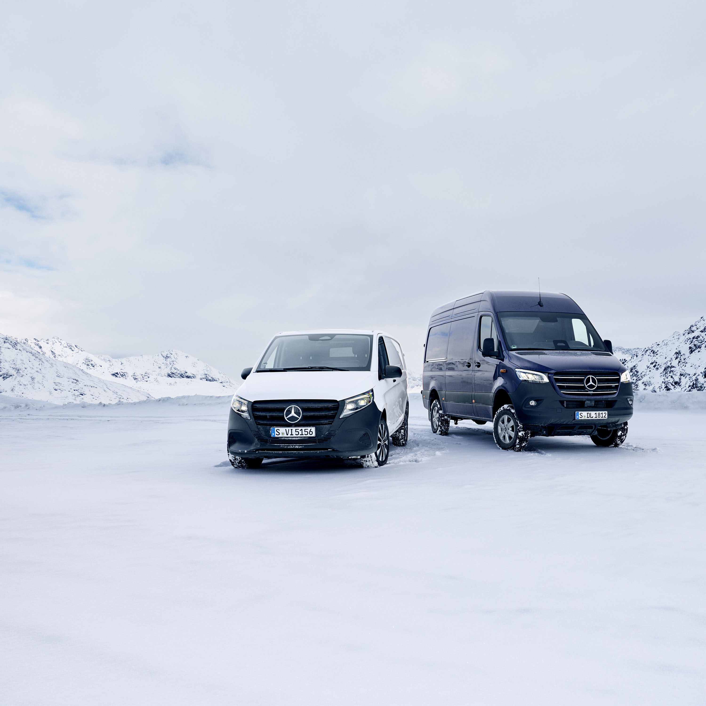 Sprinter Kassevogn og Ladvogn | 4x4 | Mercedes-Benz Sprinter Kassevogn og Ladvogn holder parkeret i sneen.
