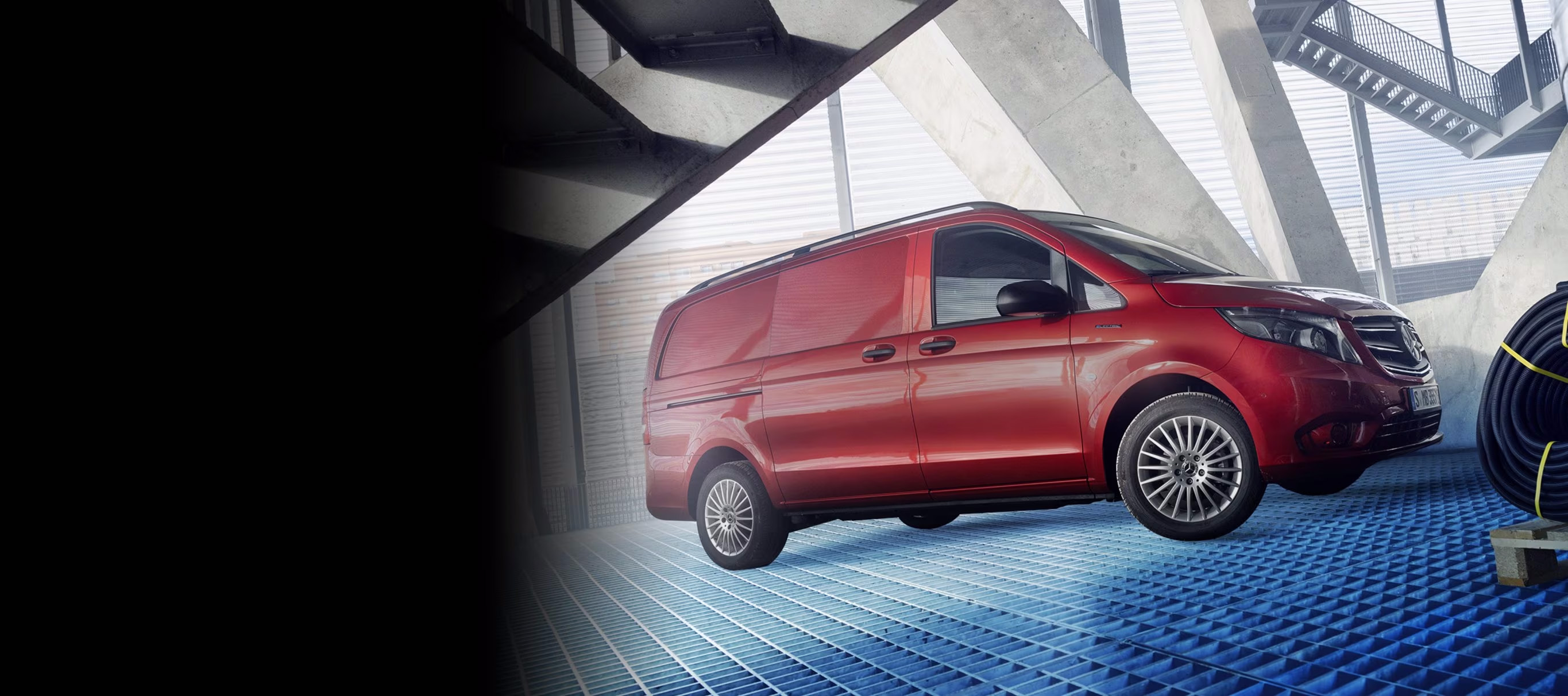 Elbiler og økonomi. | Mercedes-Benz Vans Rød Mercedes-Benz Varebil set fra siden i parkeringshus