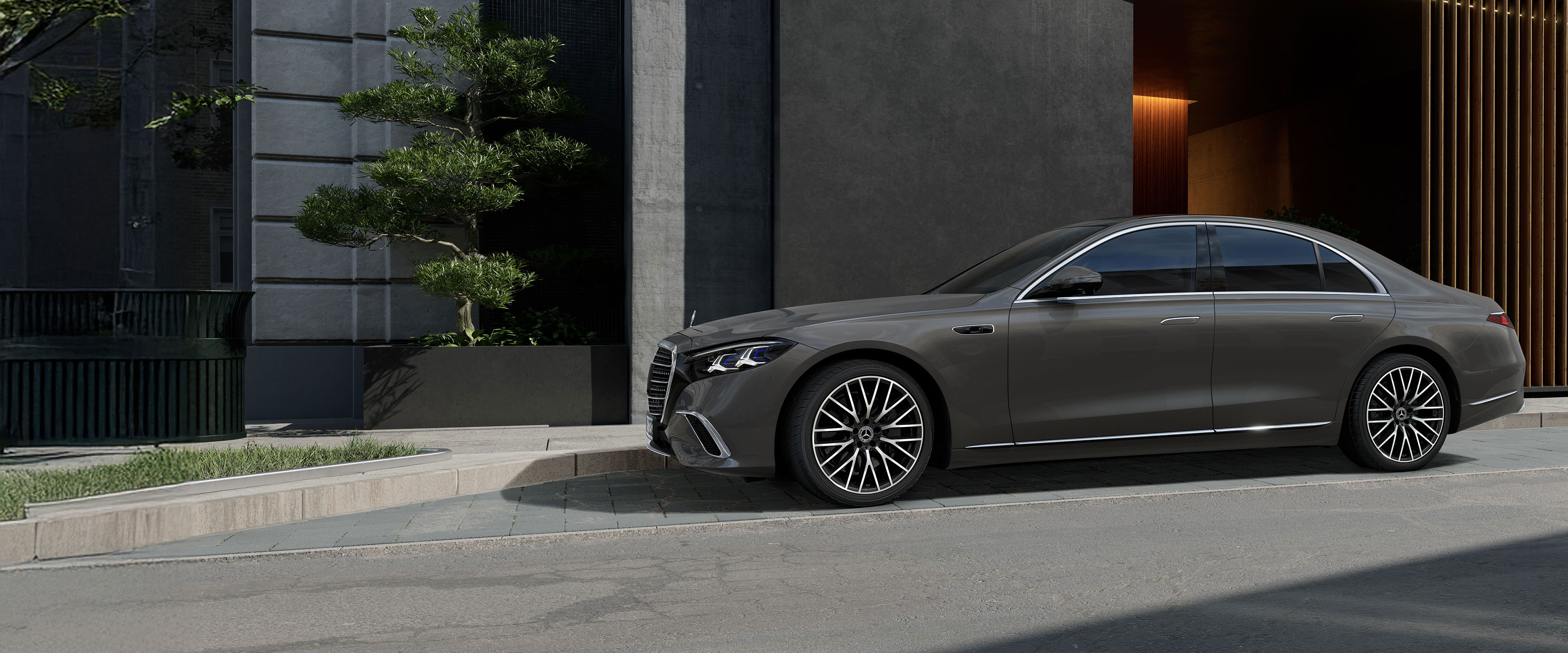 Verdenspremiere den nye S-Klasse Den nye Mercedes-Benz S-Klasse Lang model parkeret foran bygning.